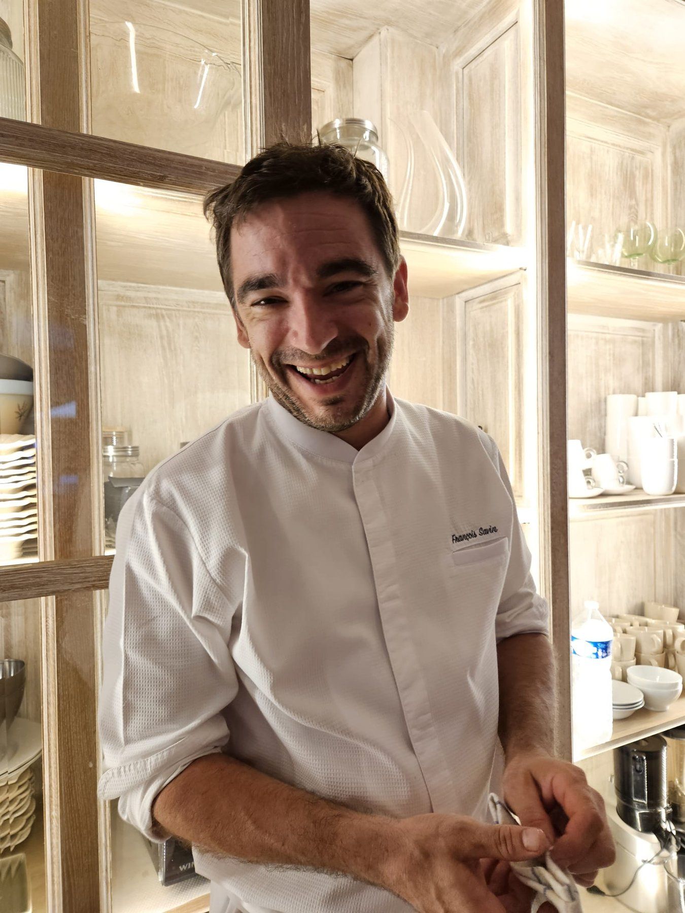 Chef François Savin finishing a tiered piece-montée at a private Dubai event.
