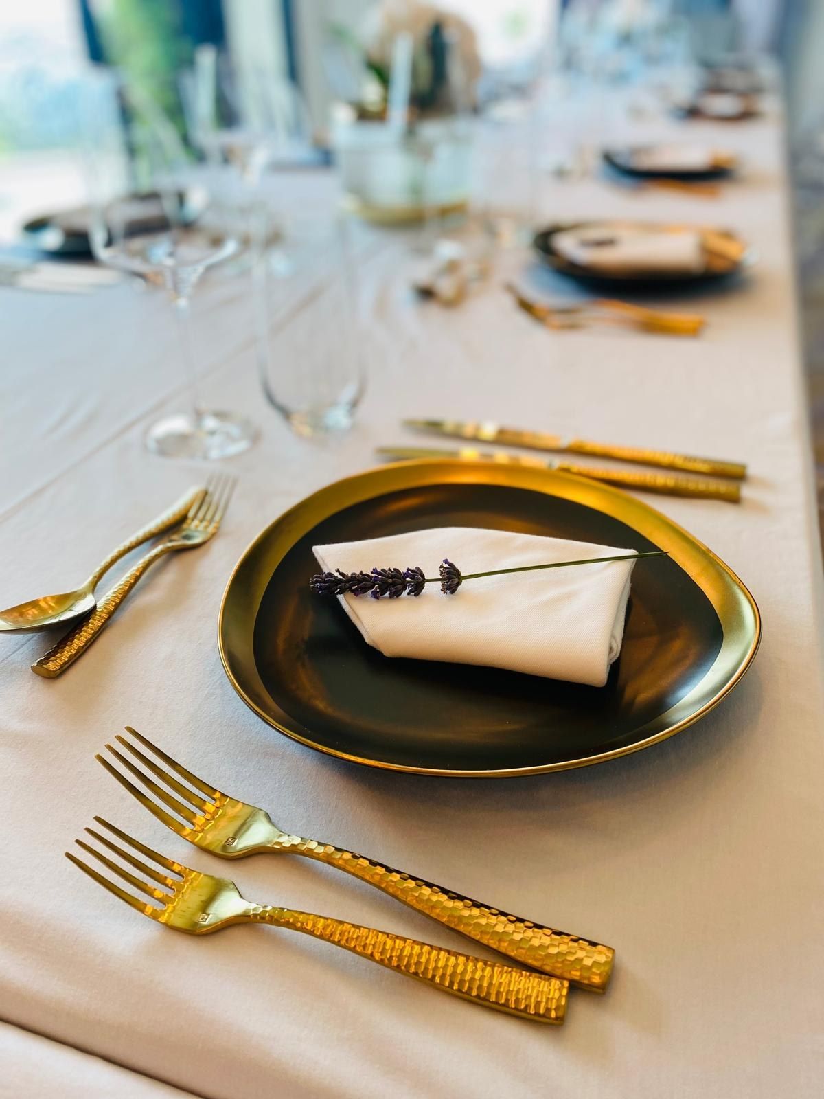Black-rim gold plate with a refined seasonal course.